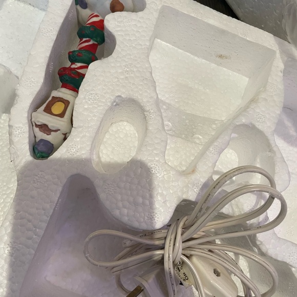 8 piece Christmas village that lights up porcelain new with tags - Picture 7 of 10